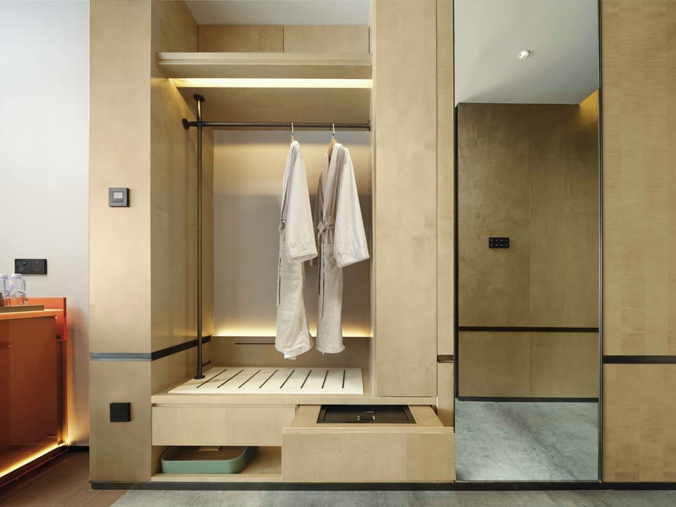 Deluxe Double or Twin Room, City View | Interior