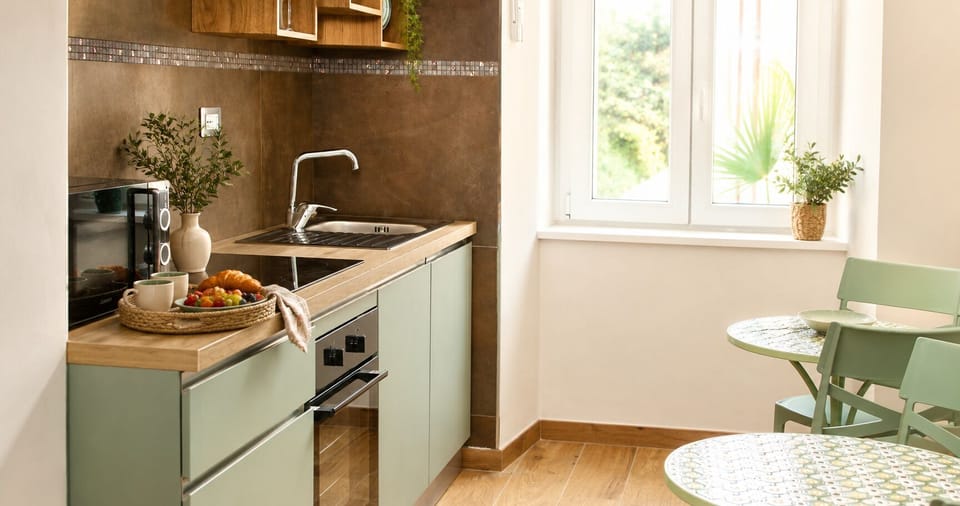 Full-size fridge, microwave, oven, cookware/dishes/utensils