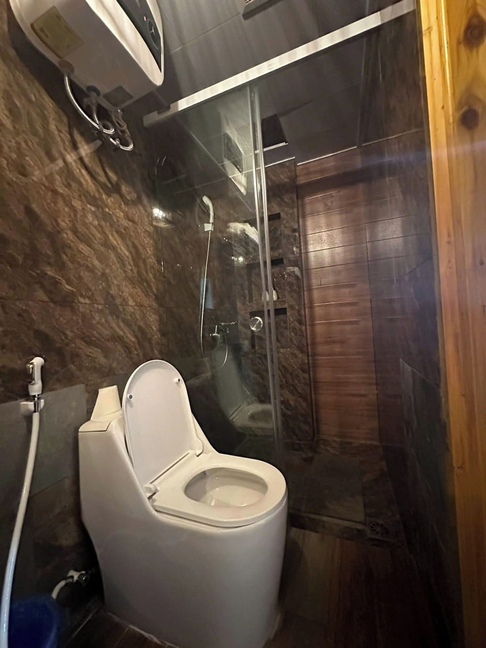 Deluxe Double Room, Garden View | Bathroom | Slippers