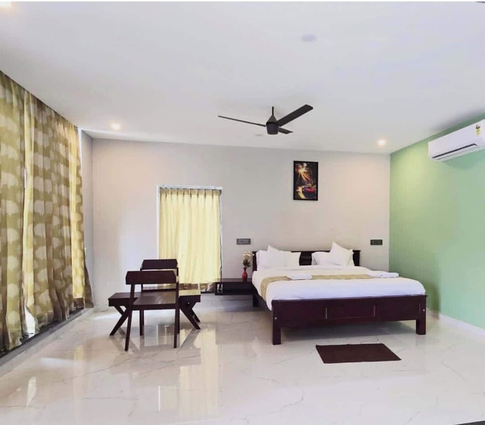 Deluxe Double Room | Desk, laptop workspace