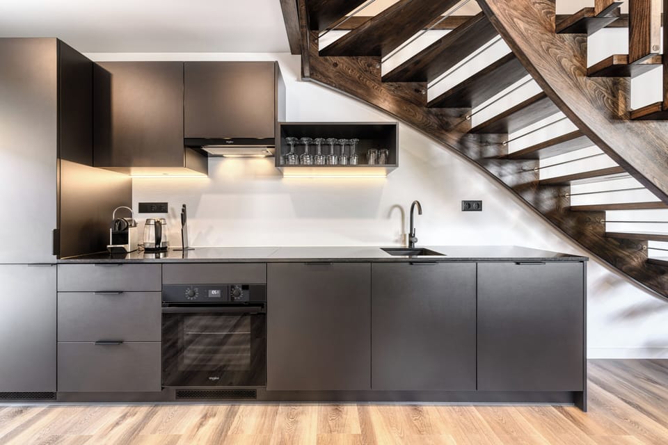 Fridge, oven, stovetop, dishwasher