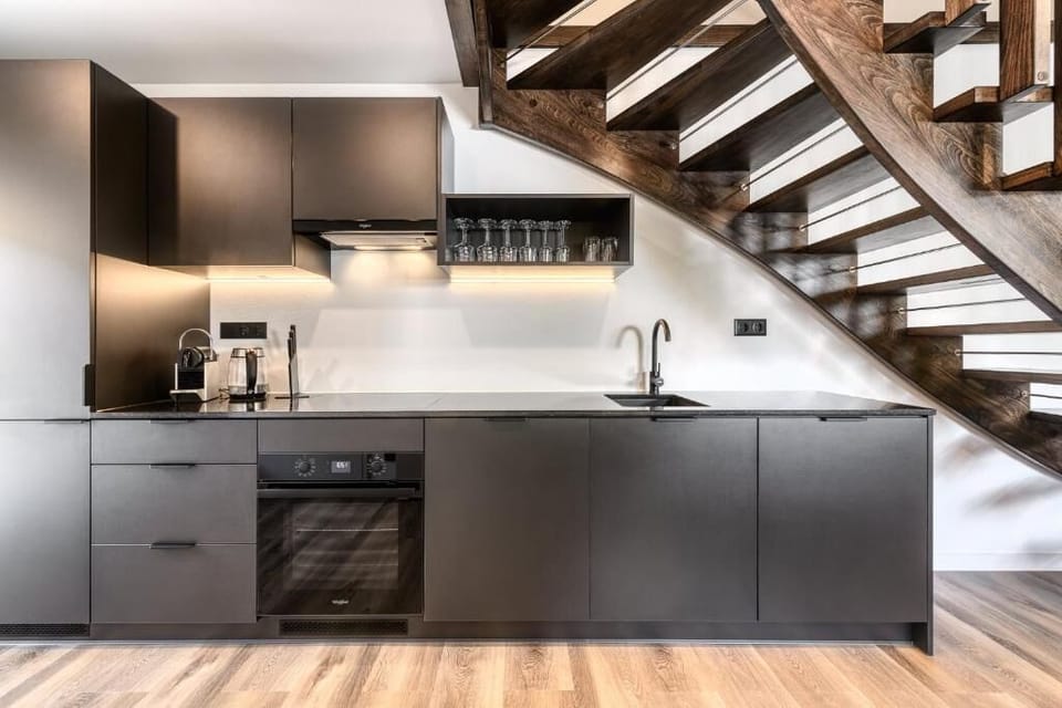 Fridge, oven, stovetop, dishwasher