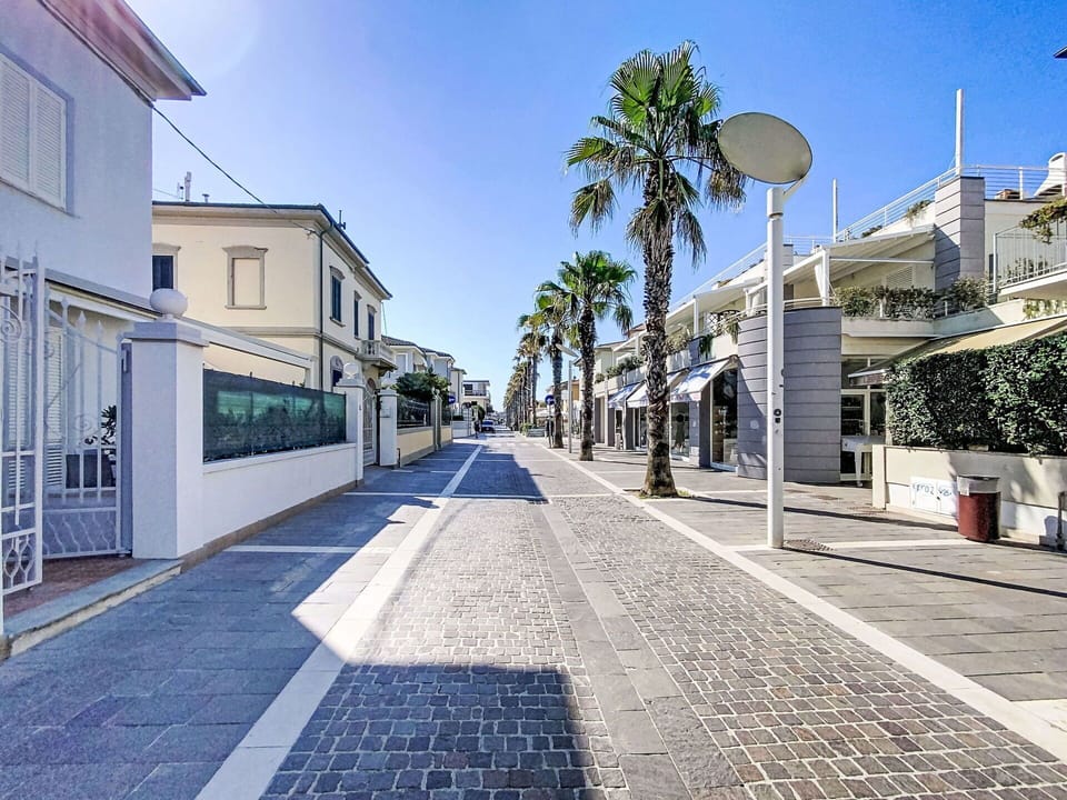 Road Surface, Residential Area, Town, Urban Design, Street, Sidewalk, Mixed-Use, Suburb, Walkway