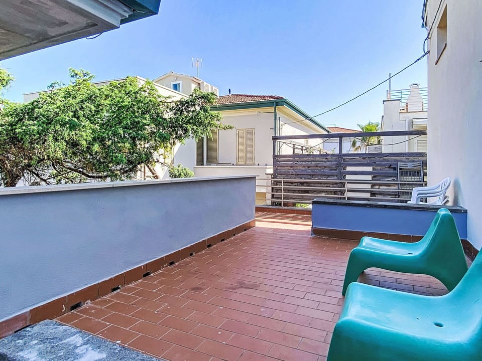Apartment, Balcony, Condominium, Shade, Courtyard, Houseplant, Handrail, Walkway