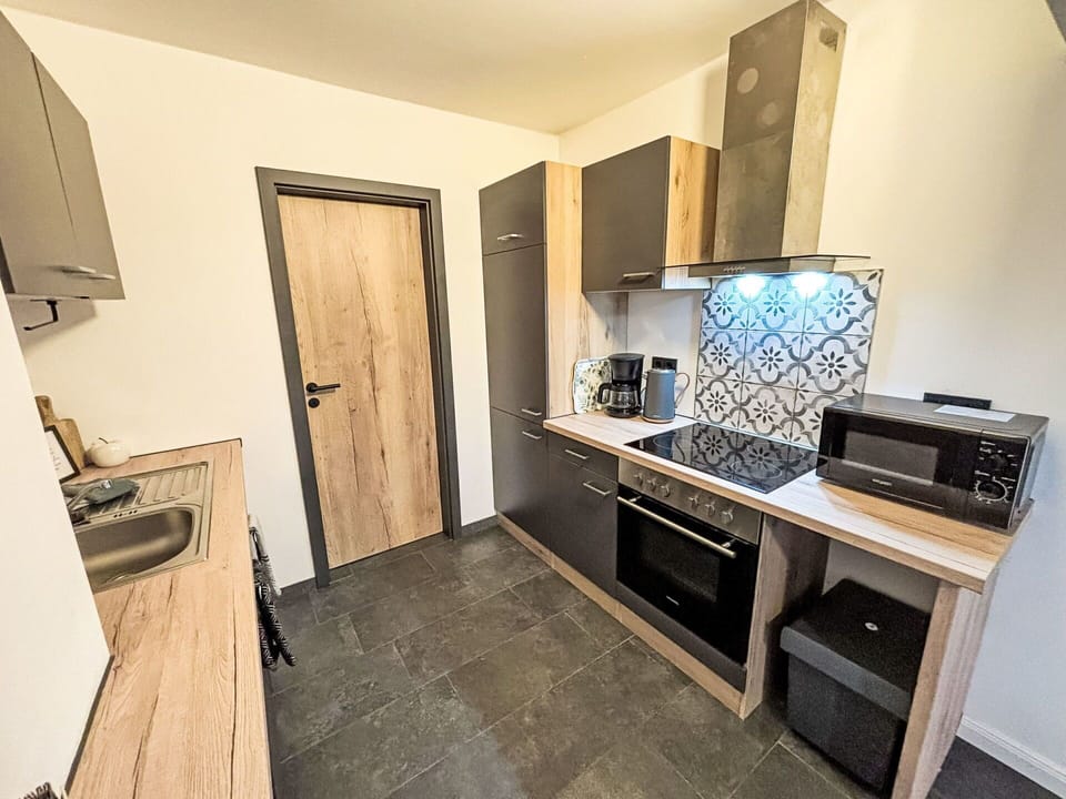Wood, Flooring, Floor, Countertop, Interior Design, Furniture, Major Appliance, Room, Cabinetry, Ceiling