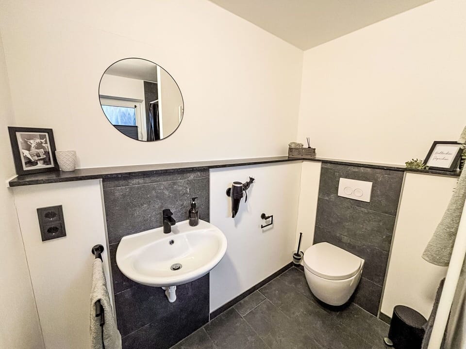 Plumbing Fixture, Bathroom Sink, Flooring, Bathroom, Floor, Interior Design, Sink, Tap, Plumbing, Toilet