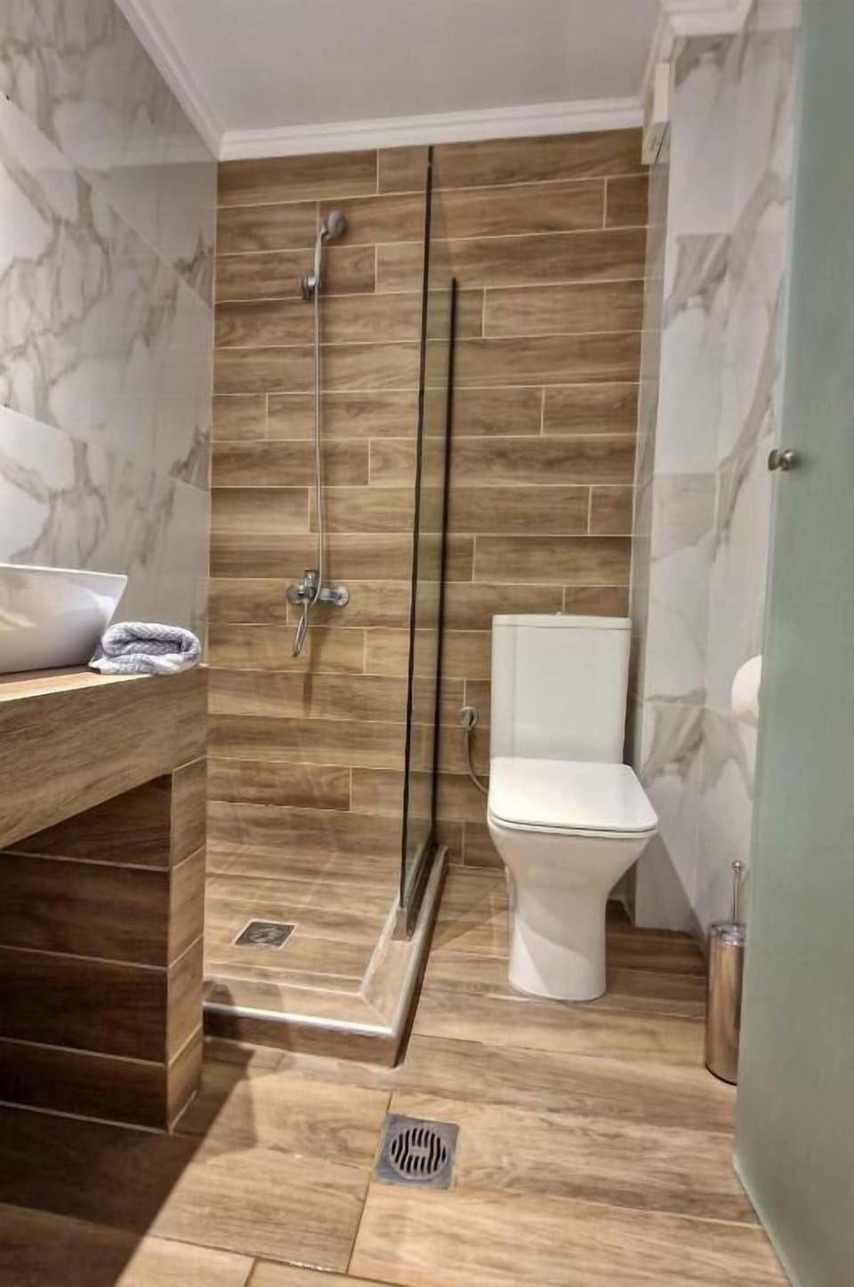 Deluxe Triple Room, Balcony, Mountain View | Bathroom | Free toiletries, soap, shampoo, toilet paper