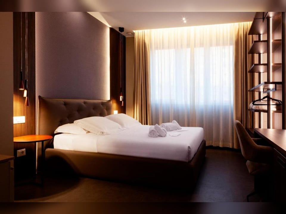 Deluxe Double Room | Minibar, in-room safe, desk, laptop workspace