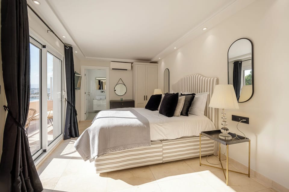 NOIRE ROOM