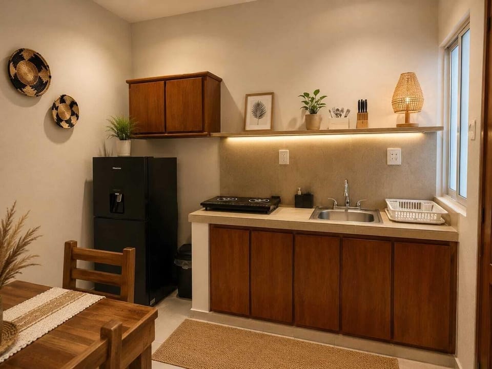 Comfort Suite | Private kitchen | Toaster, blender, coffee grinder, paper towels
