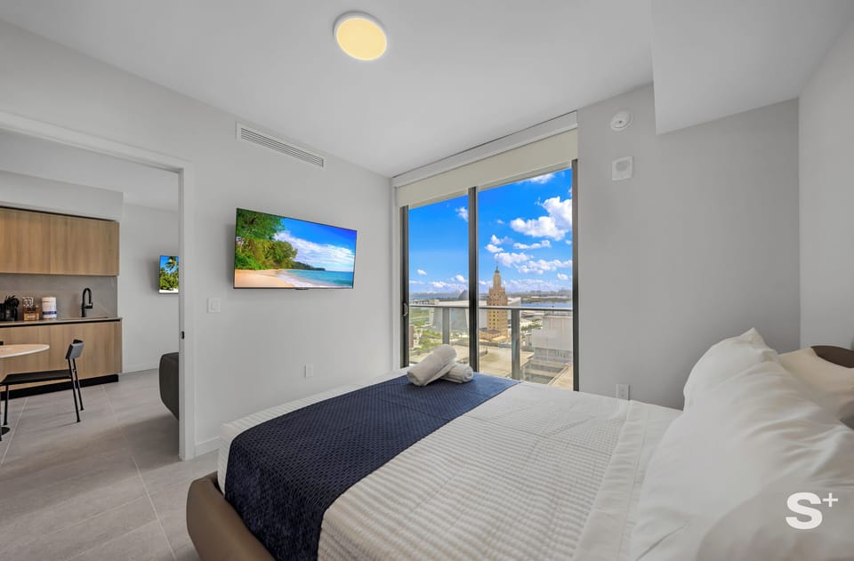 Condo, Balcony, City View | Egyptian cotton sheets, premium bedding, blackout drapes