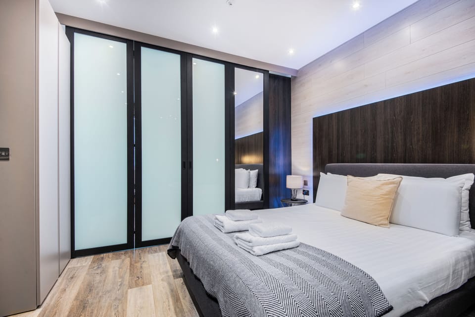 Comfort Apartment, 1 Bedroom, Microwave, City View | Laptop workspace, iron/ironing board, WiFi (free), bed sheets