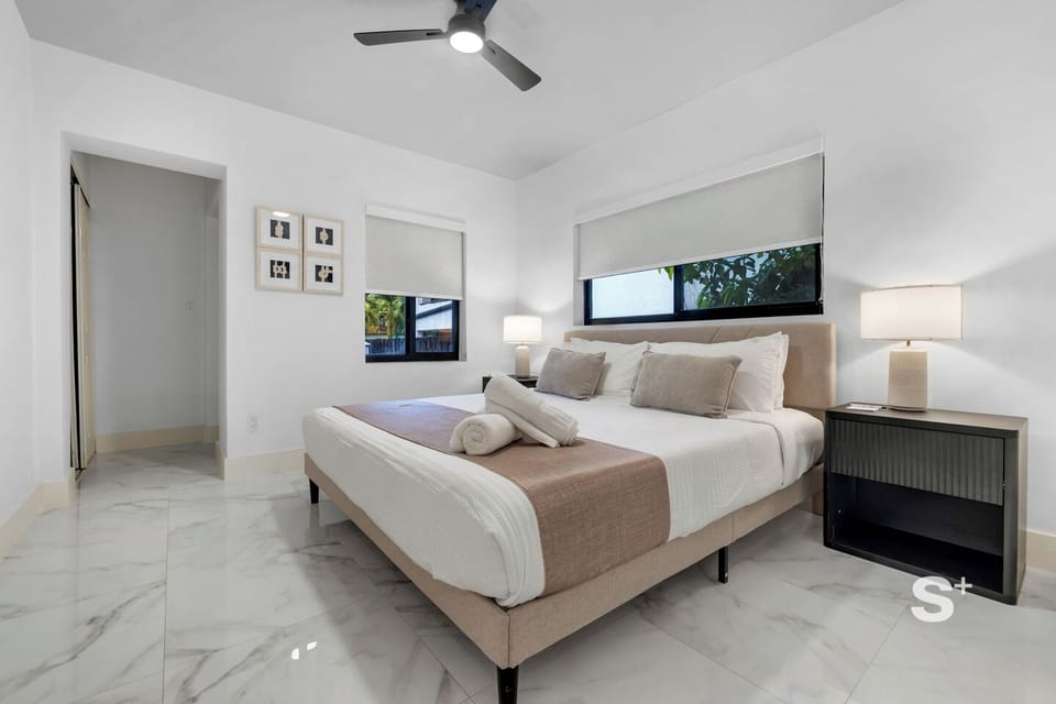 Apartment, Balcony, City View | Egyptian cotton sheets, premium bedding, blackout drapes