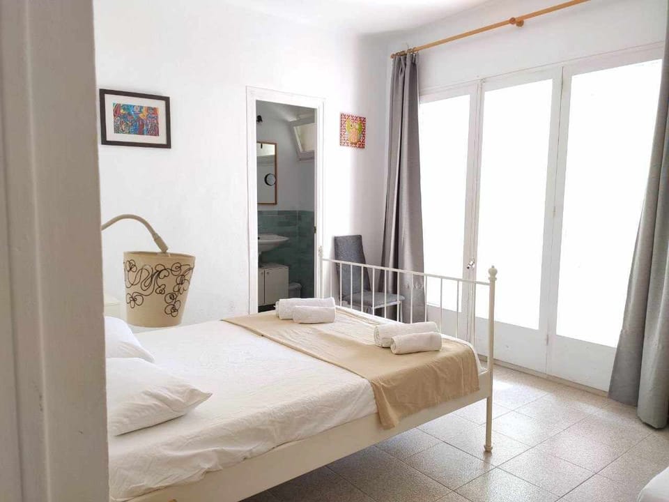 Apartment, 3 Bedrooms, Smoking, City View | 4 bedrooms