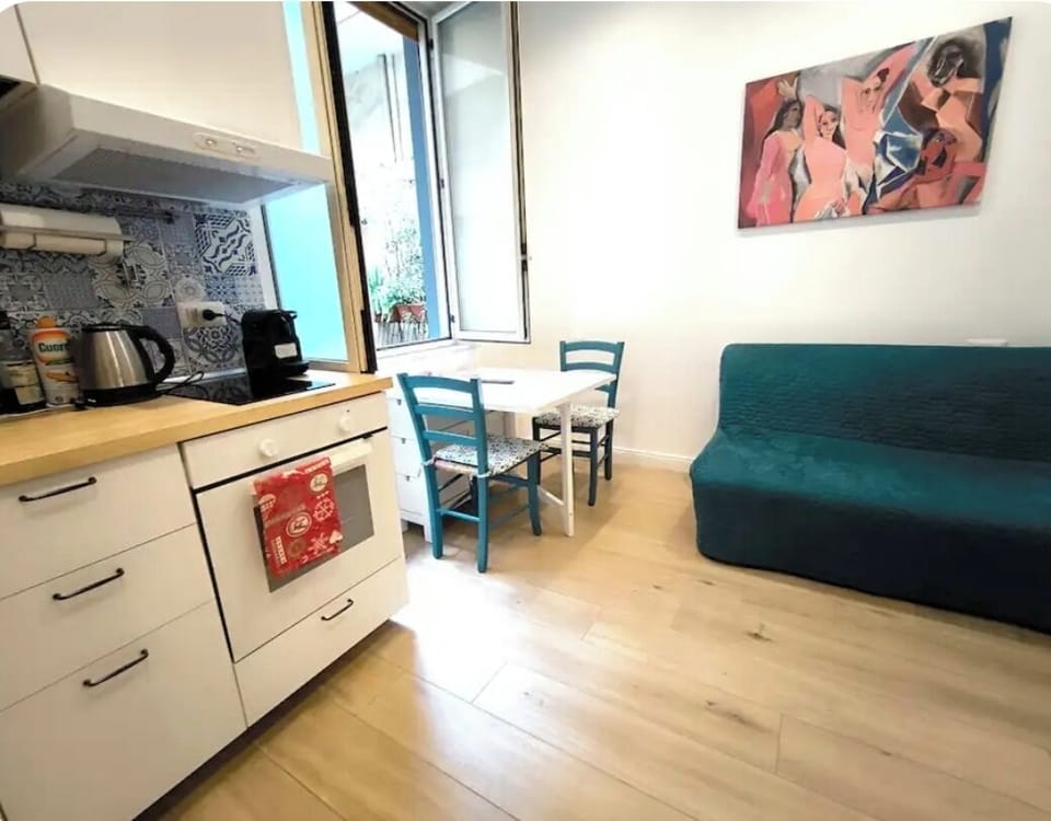 Family Quadruple Room, City View | Living area