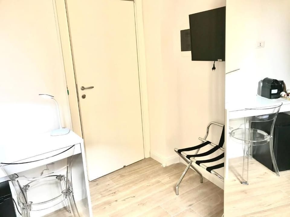 Single Room, City View | Interior