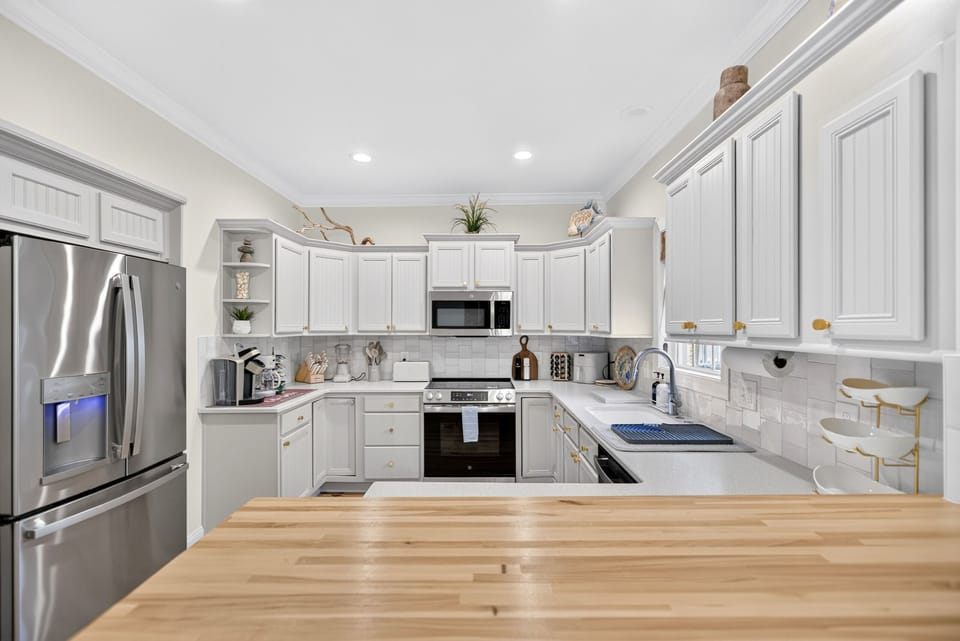 Beautiful fully equipped kitchen.
