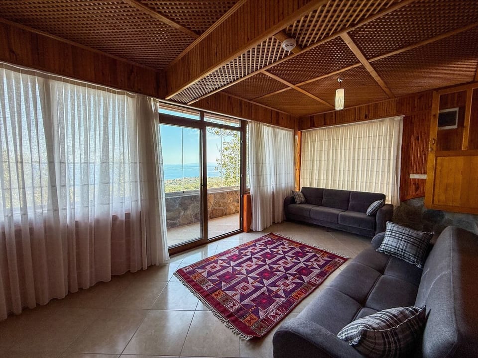 Suite, Kitchenette, Sea View | Living area