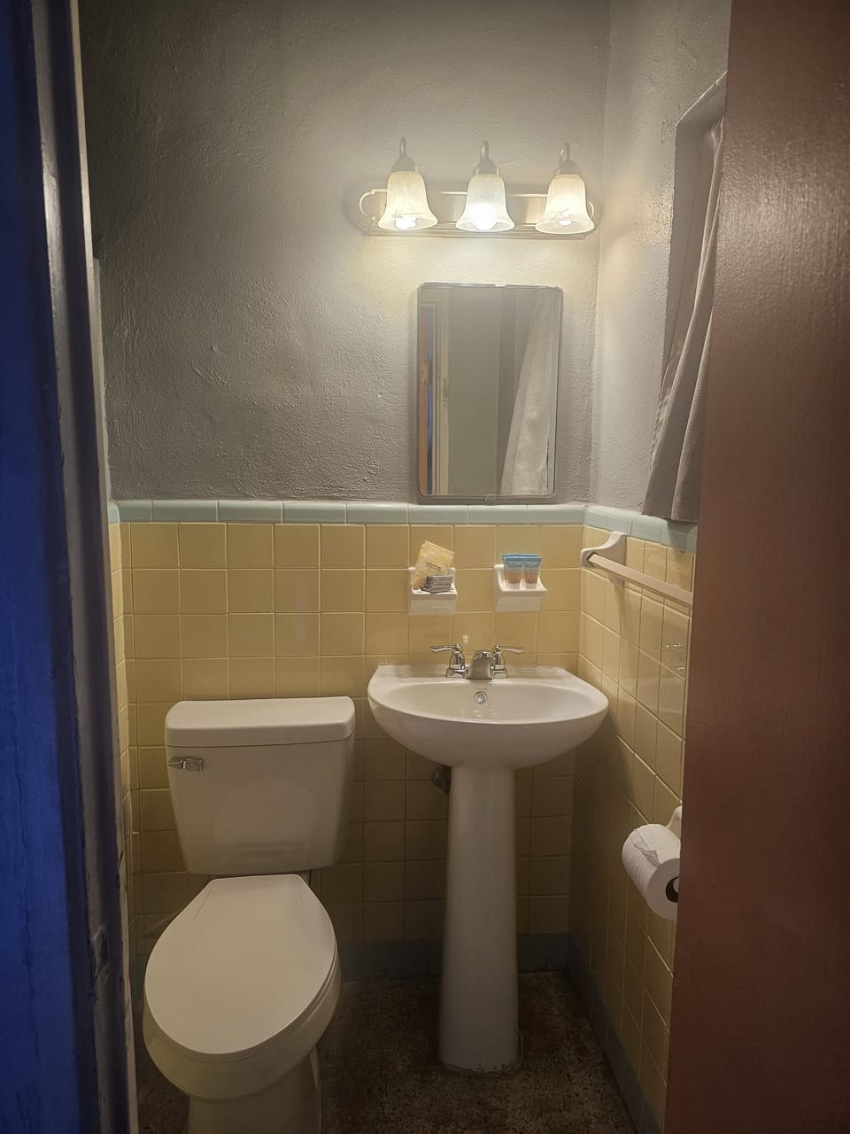 Standard Single Room | Bathroom | Shower, towels, soap, shampoo