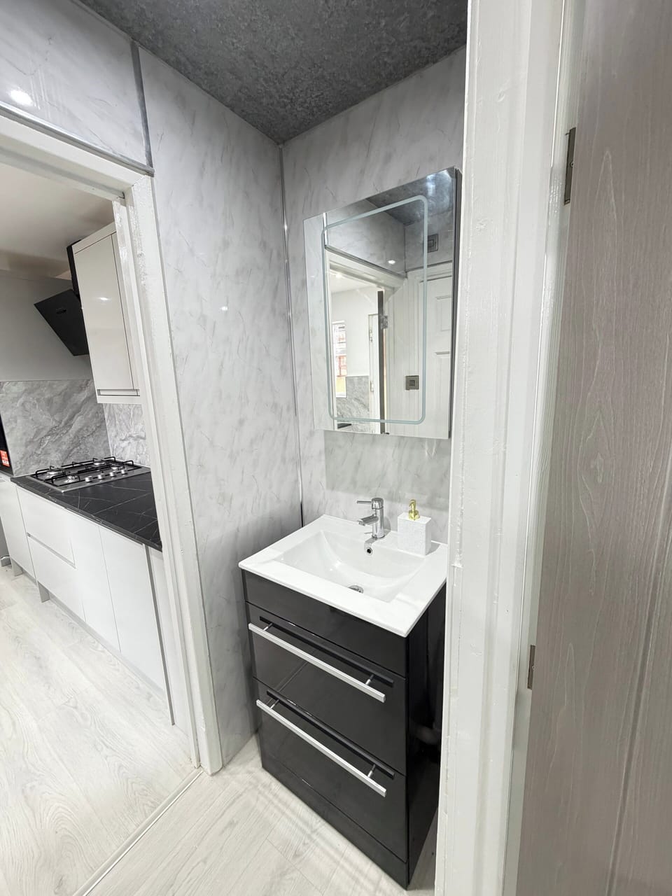 Combined shower/tub, deep soaking tub, towels