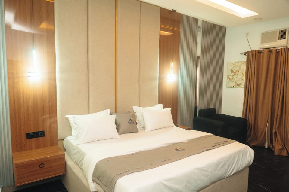 Comfort Twin Room | Premium bedding, pillowtop beds, desk, laptop workspace