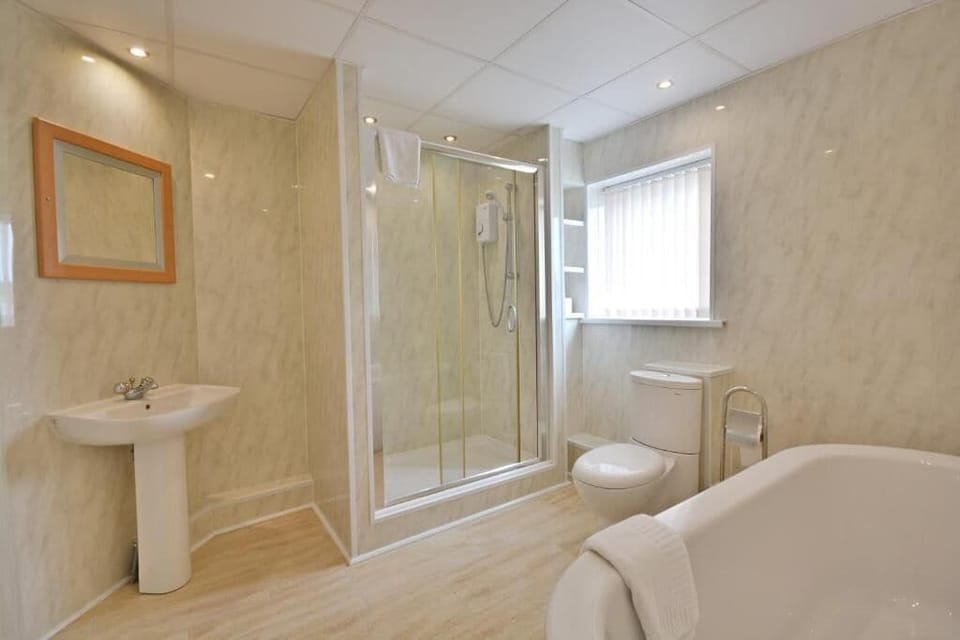 Triple Room | Bathroom