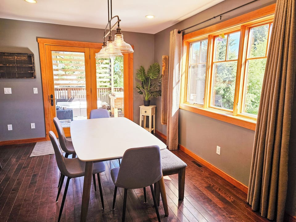 Dining Area for 6 Guests