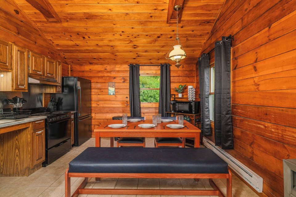 🍳 Dining and kitchen flow under warm cabin lighting.