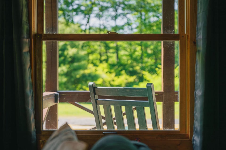 🪑 A quiet corner by the window to read, sip coffee, and watch the trees do their thing.