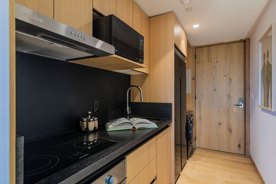 Deluxe Studio, City View | Private kitchen