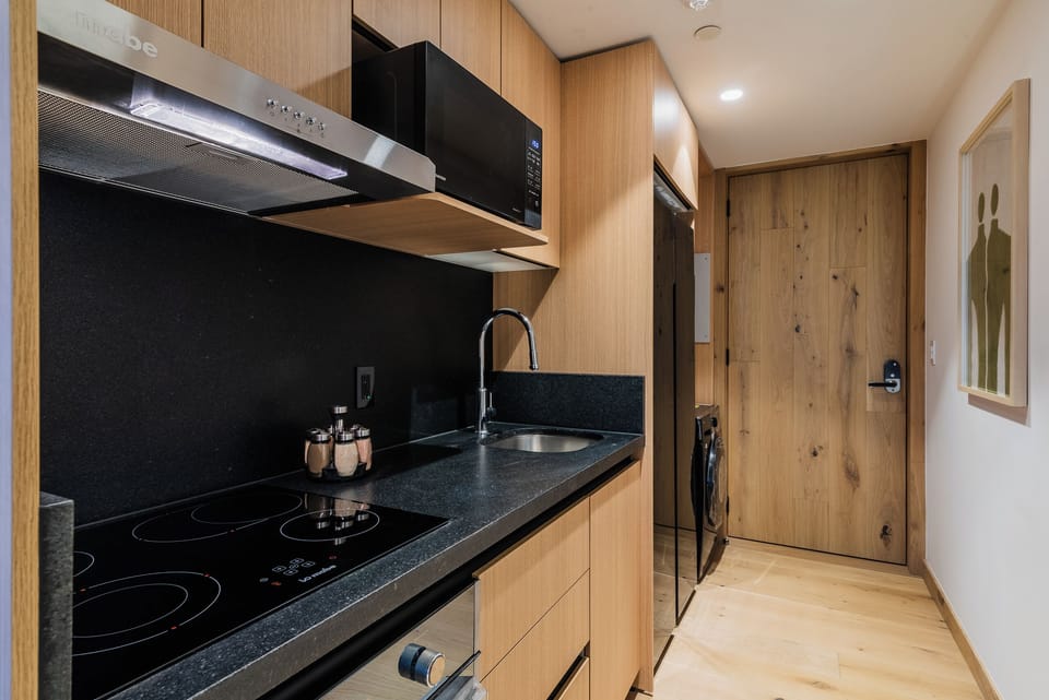Deluxe Studio, City View | Private kitchen
