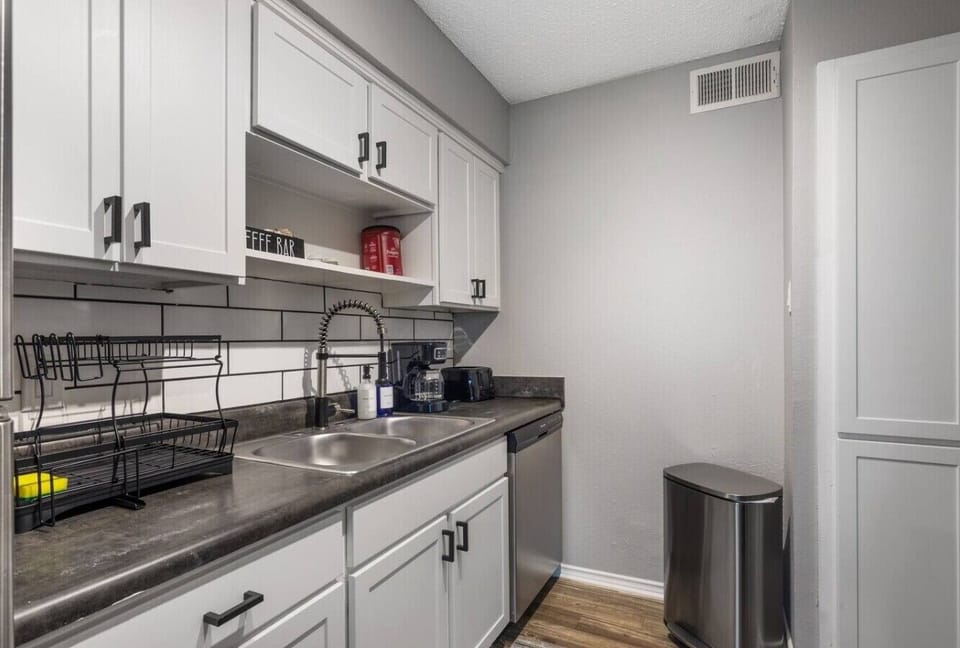 Fully equipped kitchen with modern appliances, perfect for preparing meals during your stay in Arlington. A convenient option for longer stays, game weekends, or concert trips near AT&T Stadium.