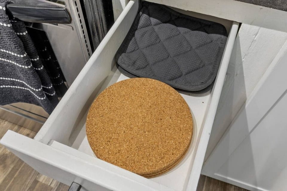 Fully equipped kitchen with modern appliances, perfect for preparing meals during your stay in Arlington. A convenient option for longer stays, game weekends, or concert trips near AT&T Stadium.
