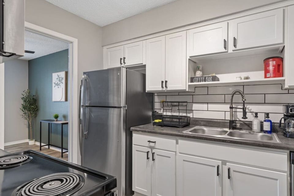 Fully equipped kitchen with modern appliances, perfect for preparing meals during your stay in Arlington. A convenient option for longer stays, game weekends, or concert trips near AT&T Stadium.