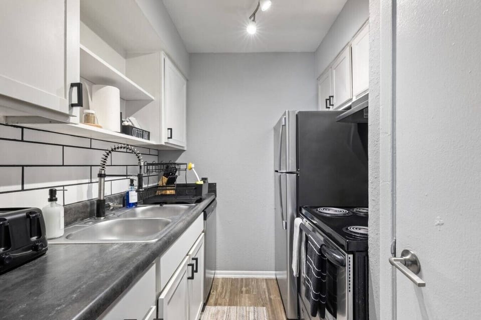 Fully equipped kitchen with modern appliances, perfect for preparing meals during your stay in Arlington. A convenient option for longer stays, game weekends, or concert trips near AT&T Stadium.