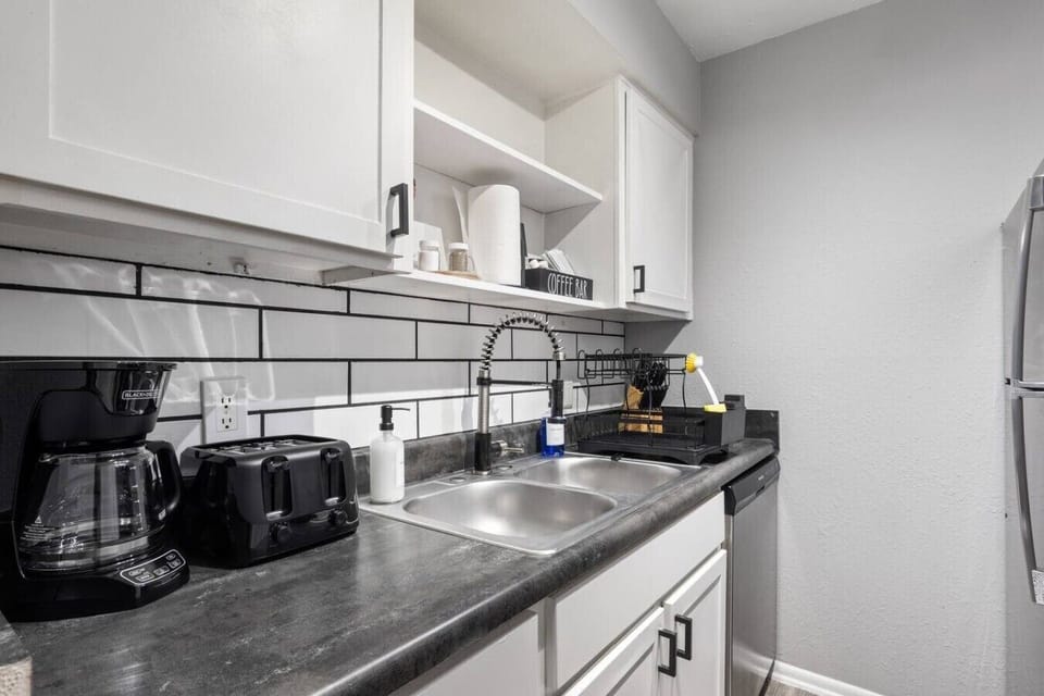Fully equipped kitchen with modern appliances, perfect for preparing meals during your stay in Arlington. A convenient option for longer stays, game weekends, or concert trips near AT&T Stadium.