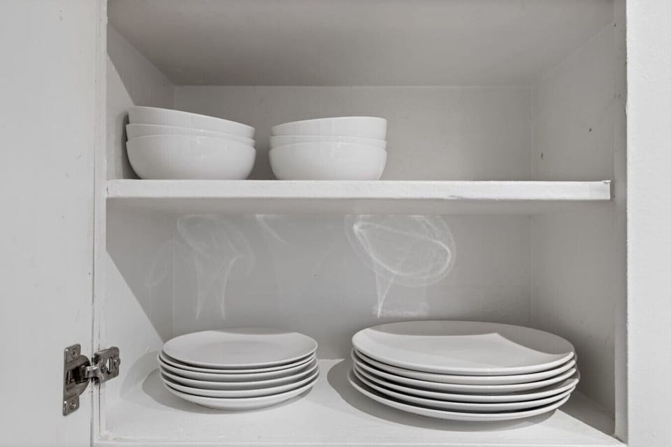 Fully equipped kitchen with modern appliances, perfect for preparing meals during your stay in Arlington. A convenient option for longer stays, game weekends, or concert trips near AT&T Stadium.