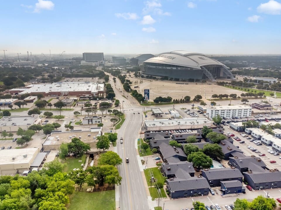 Located in a convenient and well-maintained community at Stadium 700, just minutes from AT&T Stadium, restaurants, and top Arlington attractions.