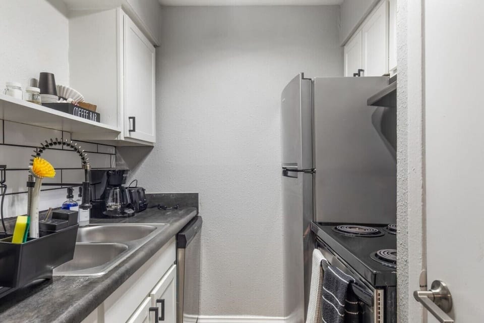 Fully equipped kitchen with modern appliances, perfect for preparing meals during your stay in Arlington. A convenient option for longer stays, game weekends, or concert trips near AT&T Stadium.