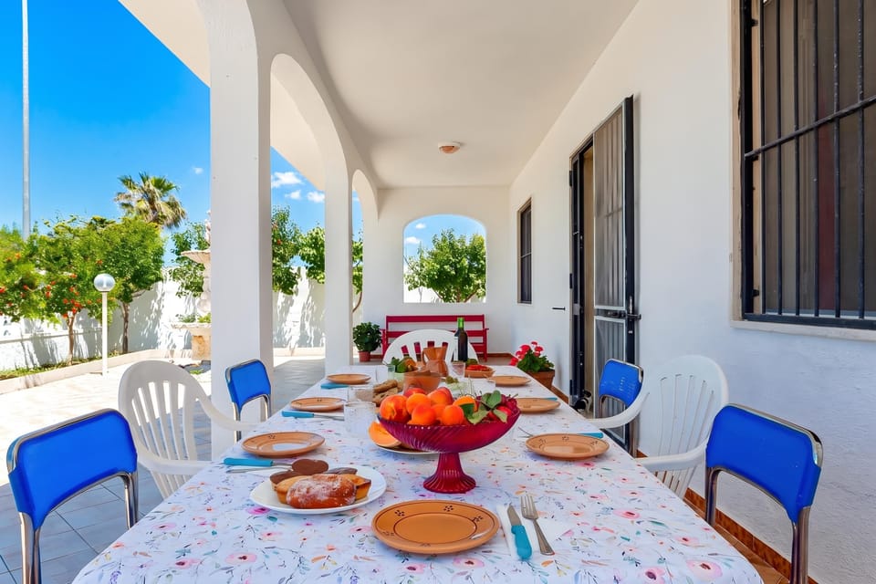 Family Villa, 3 Bedrooms, 2 Bathrooms (Casa Spiaggiabella - Coastal Home) | Outdoor dining