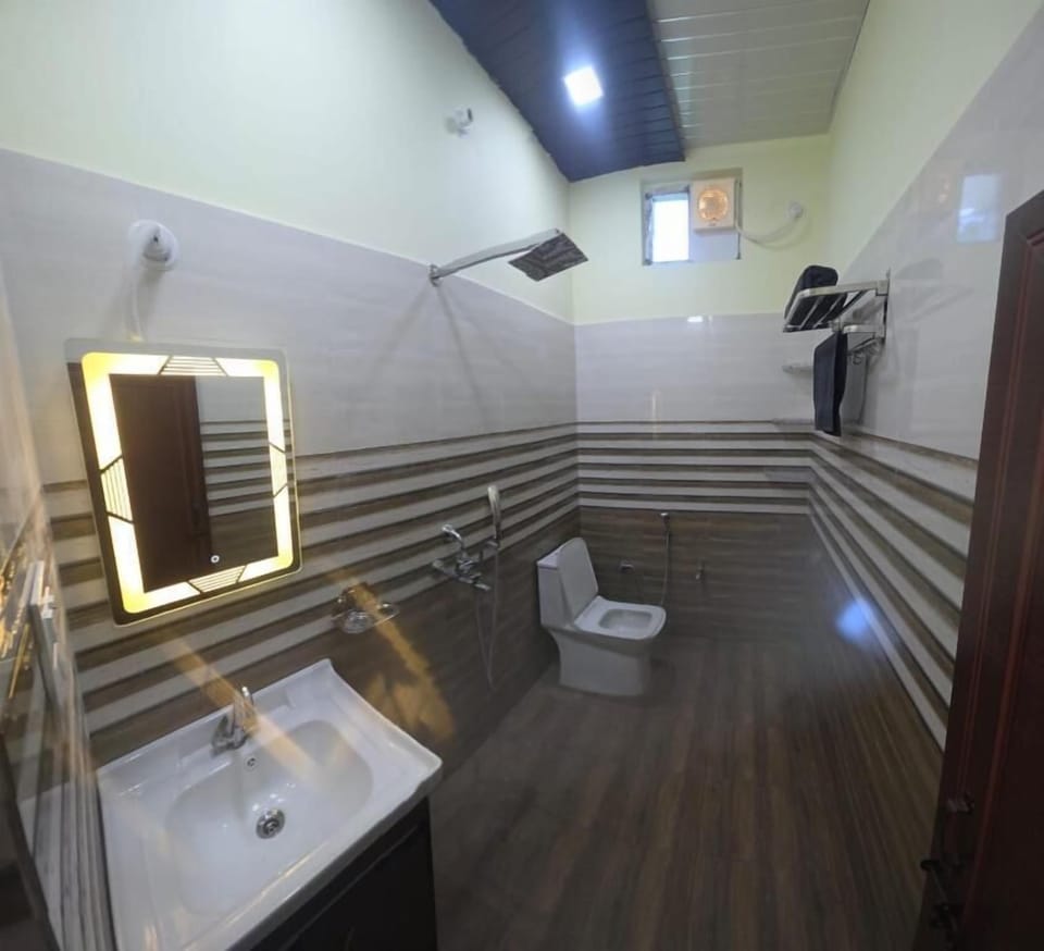 Comfort Single Room, Balcony, Garden View | Bathroom | Shower, free toiletries, towels, soap