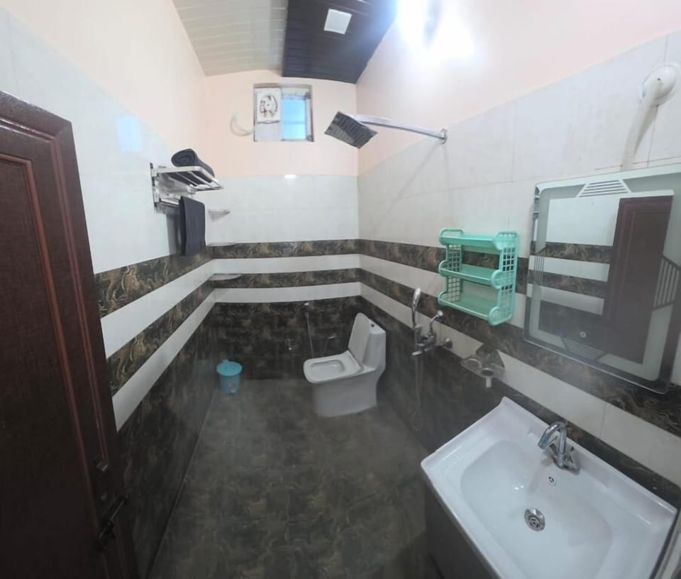 Comfort Single Room, Balcony, Garden View | Bathroom | Shower, free toiletries, towels, soap