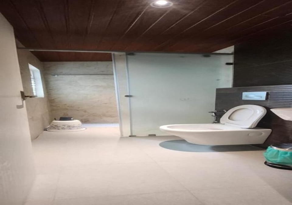 Deluxe Double Room, Balcony, City View | Bathroom | Shower, free toiletries, hair dryer, towels