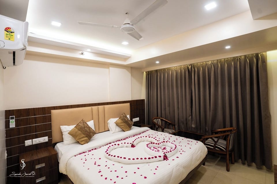 Egyptian cotton sheets, premium bedding, down comforters, in-room safe