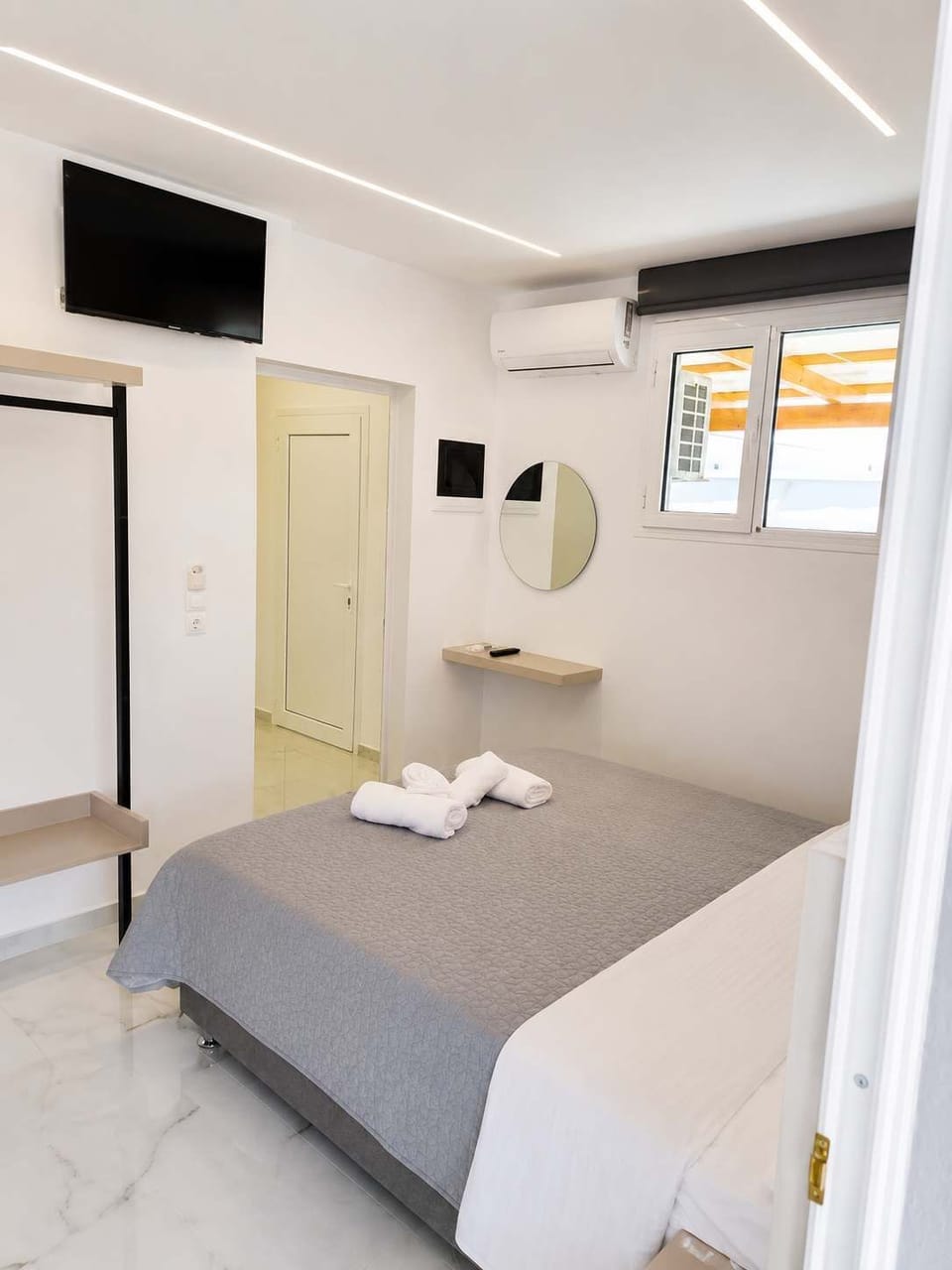 Minimalist Double Bedroom with Smart TV and Air Conditioning