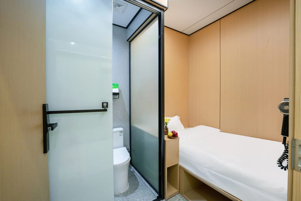 Comfortable single room | Bathroom | Shower, rainfall showerhead, hair dryer, slippers