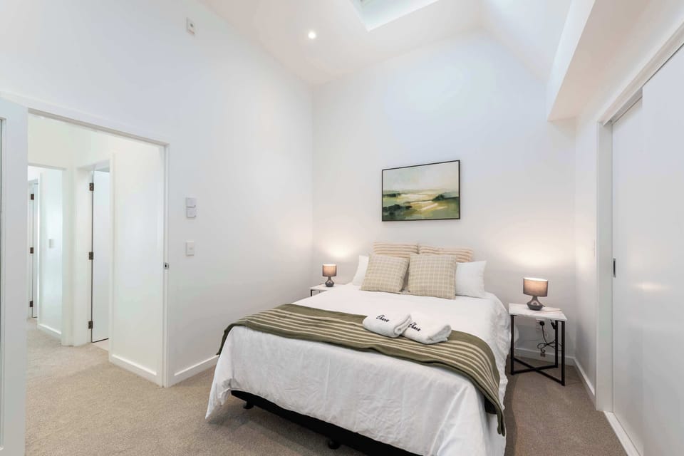 Bedroom 2: Queen size bed