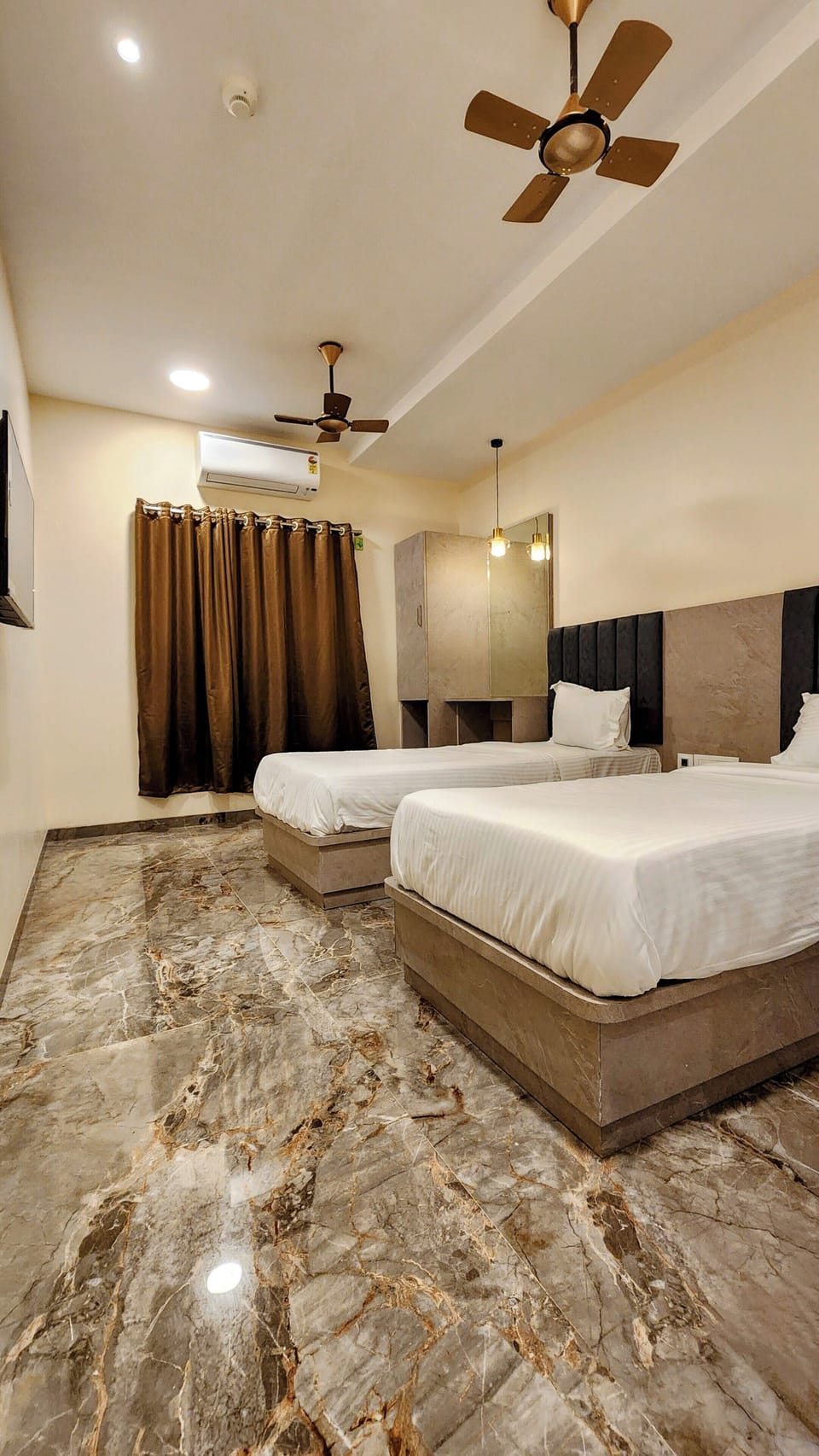 Deluxe Twin Room, Garden View | Desk, laptop workspace, soundproofing, iron/ironing board (on request)