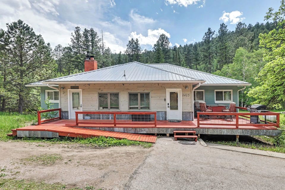 Front of Ten Stone Lodge