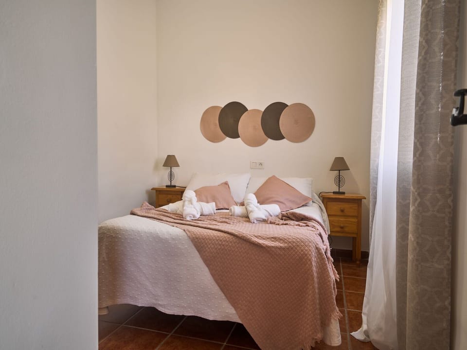 3 bedrooms, free cribs/infant beds, bed sheets